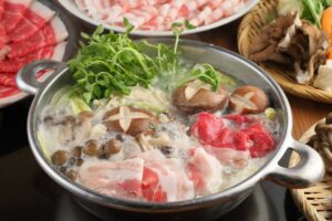 白湯だしの鍋でしゃぶしゃぶする豚肉と鍋野菜｜豚しゃぶ食べ放題ランチ