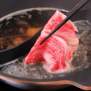 二色鍋で和牛のしゃぶしゃぶをくぐらせるところ