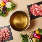 鍋を囲む牛・豚のスライスと鍋野菜｜但馬屋食べ放題ランチ